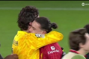 来自队友的肯定！赛后利物浦全队一一与阿利松拥抱