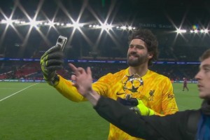 神勇9次扑救！赛后阿利森赛后捧全场最佳奖杯自拍留念！