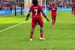 C罗粉丝甲亢哥慈善赛点球破门！模仿C罗招牌SIUUUUUU庆祝！