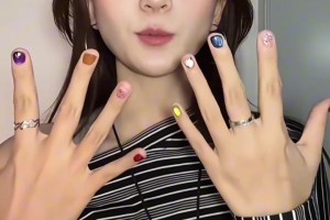 巴萨女球迷的颜值……这指甲真是五花八门