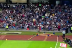 这身体素质！39岁的拉莫斯直接撞飞对方球员，连场头球破门！