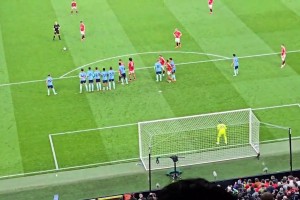 完美绕过人墙！现场球迷看台拍摄B费任意球直接破门！