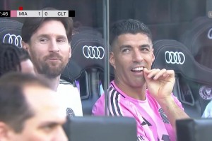 替补未登场！梅西替补席和苏亚雷斯开心聊天！