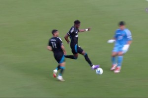 迈阿密少打一人！门将出击放倒单刀的扎哈被主裁直红罚下！