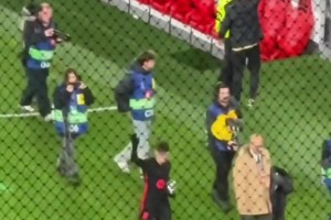 这是何等待遇啊！在巴萨本菲卡赛后，巴萨球迷一起对佩德里喊梅西