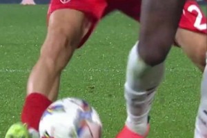 多次浪费重大机会！球迷：他在干什么？