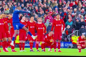 经典画面！登贝莱在沮丧的利物浦球员面前激动庆祝