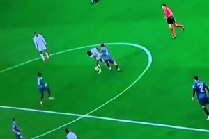 球感是真好！萨拉赫这一停一过，真的无敌了！