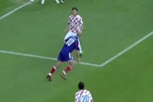 大师级的传球！这就是齐达内的境界！