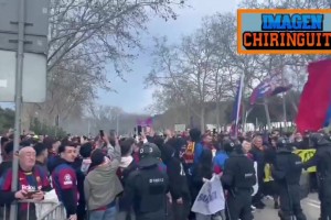 今天打皇马？巴萨球迷场外聚集高唱：维尼修斯拿沙球奖了