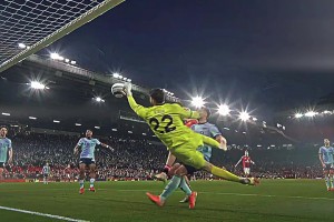 这反应是真快啊！这一扑救，重要程度不亚于一次绝杀！