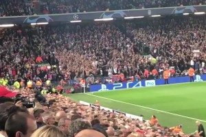 激情球迷！现场巴黎球迷都光膀子齐助威，巴黎像在安菲尔德踢主场