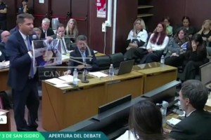 慎入！法庭照片上显示马拉多纳肚子严重肿胀