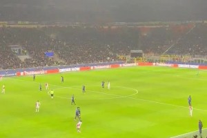 震撼，实拍梅阿查现场球迷为小图拉姆起立鼓掌