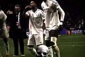 面对马竞球迷的水瓶攻击，吕迪格做出抹脖子动作