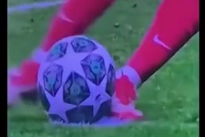 细节慢放：小蜘蛛滑倒左脚先碰到了球？