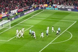 皇马点球制胜飞奔全场庆祝，遭遇马竞球迷水瓶攻击