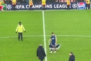 阿什拉夫将大巴黎旗帜留在安菲尔德中央，还不让安保人员拿走