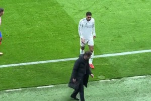 西蒙尼场边焦急的指挥，帮贝林厄姆捡球