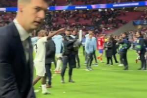 每次都有你！维尼修斯赛后与看台上的马竞球迷对线