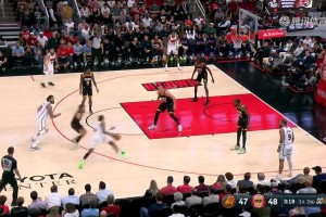 巴尔韦德亲吻马德里竞技球迷扔的瓶盖