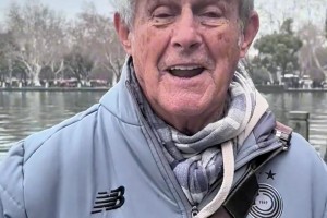 西湖打卡！米卢：在湖边喝茶好惬意呀！