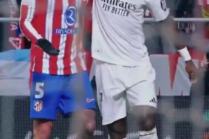 遭咒骂！维尼修斯告诉德保罗：这不是足球，这是足球（指着球场）