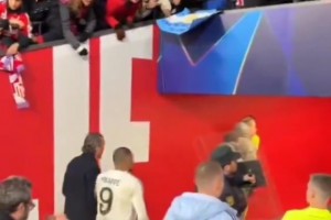 怒斥！姆巴佩离场时遭马竞女球迷吐口水