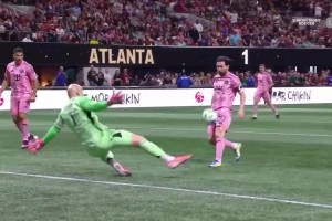 完全个人能力！梅西抢断扣倒后卫挑射戏耍门将破门！