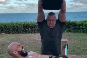 难怪能当梅西保镖，轮胎砸腹肌这也太猛了吧