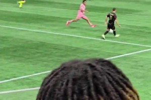 完美的进球！现场球迷拍摄梅西抢断戏耍对手破门！