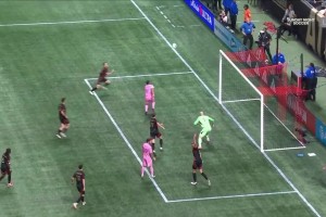 自己策动自己射门！梅西禁区停球转身抽射被古赞神勇扑出！