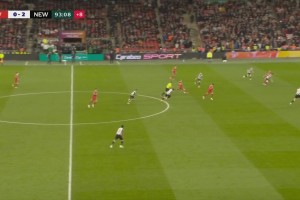 利物浦补时扳回一球！埃利奥特断球后送直塞，基耶萨破门