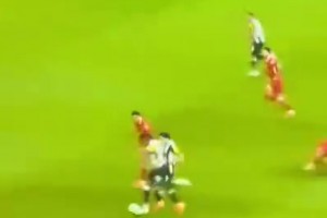 拦不住！范迪克追防高速带球的托纳利，结果踉跄倒地