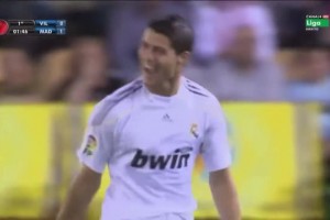 C罗刚来皇马的首个赛季，打进了这样的一个进球