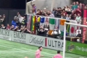 梅西优雅过人挑射破门，好兄弟苏牙也忍不住拍手点赞