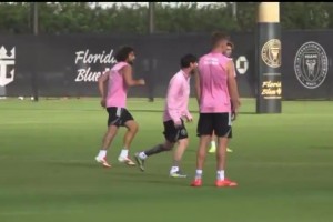 哪怕你是梅西，也要被溜圈看得出来心情挺不错