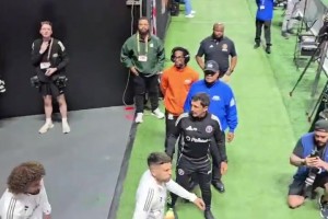 球迷往梅西脚下丢巴萨球衣，梅西不小心踩一脚后忽略过去了