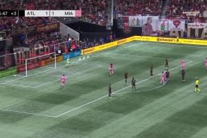 梅西外围凌空抽射势大力沉！古赞不敢怠慢扑出底线！