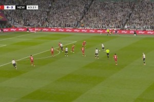 防守一言难尽！巴恩斯传中，伊萨克高难度端射被凯莱赫化解！