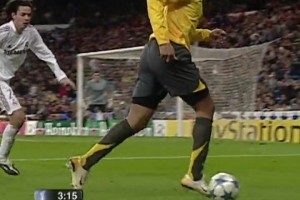 亨利一个人球分过让年轻的拉莫斯原地呆立