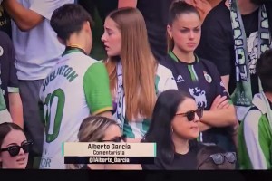 大庭广众之下男球迷向女友索吻遭拒绝