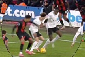 这是在干什么？利物浦：乌龙是不可能乌龙的，他可是二次元！