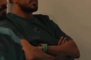 备战与国足的世预赛！沙特主帅训练前向球员们讲解战术打法