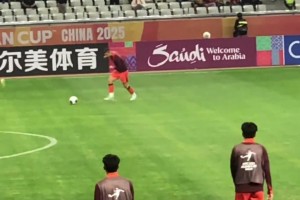 基本功不错！依木兰和王钰栋互相远距离传球