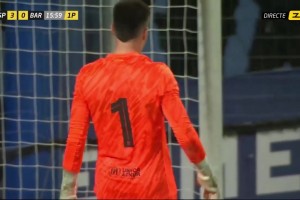 超级巨大低级失误！巴萨小将门将离谱“下蛋”送礼！