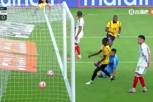 诡异弧线！恩纳-瓦伦西亚小角度打门弹地入网！