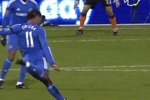 奋不顾身！马尔蒂尼这球，有几个后卫敢这么冲上去啊！