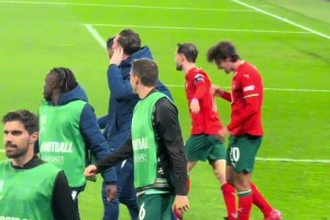 是真想赢！C罗穿着袜子直接跑向球场与队友庆祝