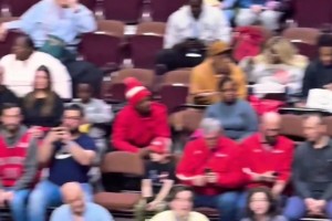 俩中国男子对着甲亢哥疯狂狗叫甲亢哥一脸无语